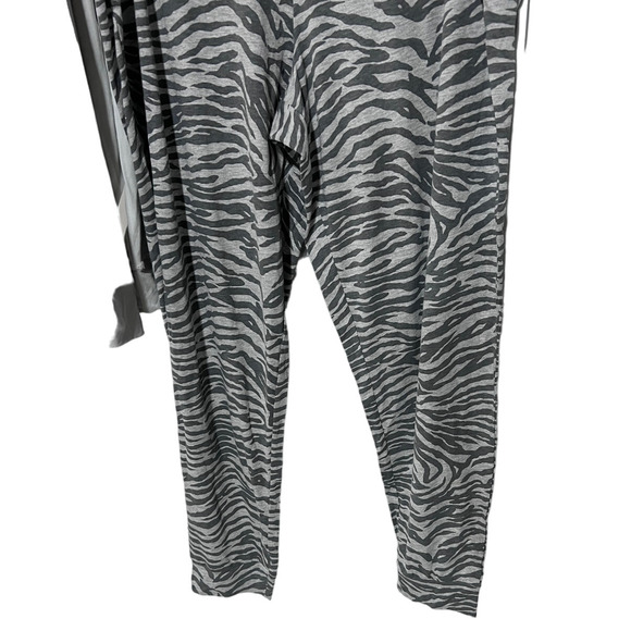 FLORA & JENNI PAJAMA MIXED LOUNGE SLEEP SET GRAY SHIRT ANIMAL PRINT JOGGER LARGE - Picture 10 of 15